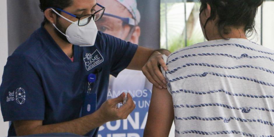 Pobladores de Quintana Roo participan en una prueba experimental en torno a la vacuna de COVID-19.