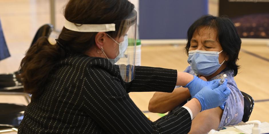 Tamara Dus,directora de University Health Network Safety Services, administra la primera vacuna Pfizer-BioNTech COVID-19 en Canadá a la trabajadora de apoyo Anita Quidangen el 14 de diciembre de 2020