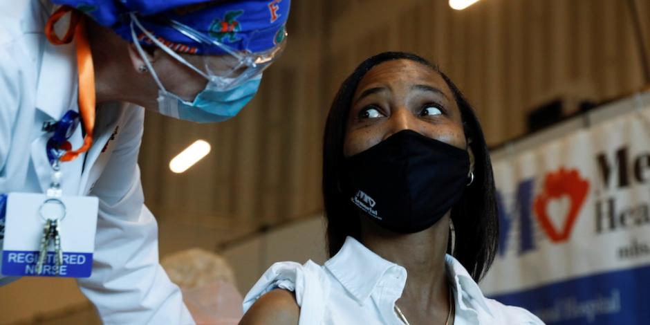 Una mujer es inoculada con la vacuna de Pfizer-BioNTech, ayer, en Nueva York.