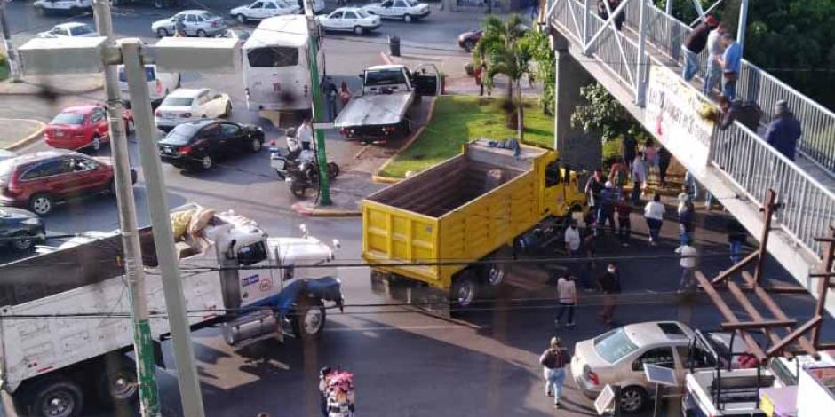 Comerciantes ambulantes bloquean el paso de vehículos en la avenida Plan de Ayala, en la capital del estado.