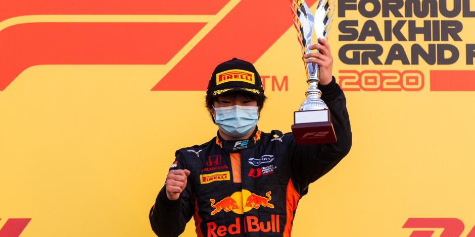 Yuki Tsunoda  festeja un triunfo en la Fórmula 2 previo a su llegada a la Fórmula 1.