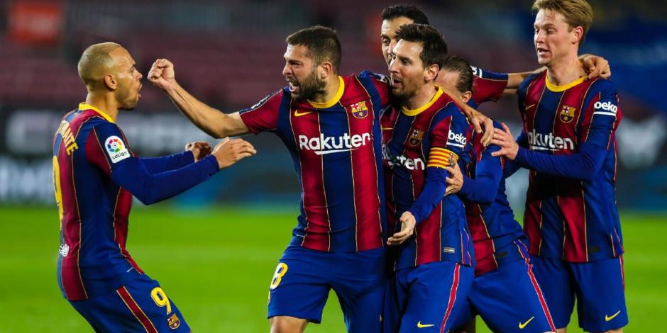 Jugadores del Barcelona celebran una anotación en el duelo ante la Real Sociedad