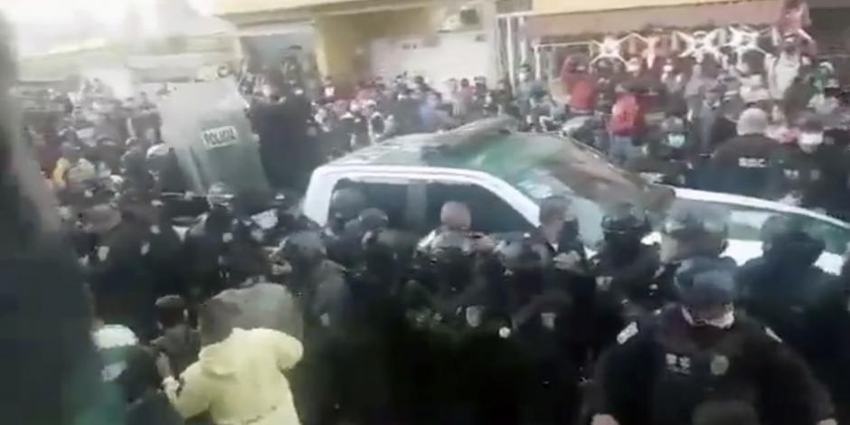 Cientos rodearon la patrulla donde llevaban detenido al presunto ladrón