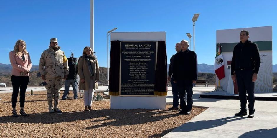 El ejecutivo (segundo de der. a izq.) y la gobernadora de Sonora (tercera de izq. a der.), al inaugurar, ayer, el Memorial La Mora, en el municipio de Bavispe.