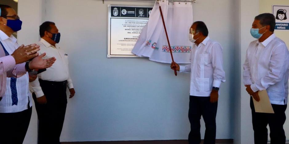 El mandatario guerrerense (der.), ayer, al inaugurar obras en el municipio de Iguala, junto a funcionarios locales.