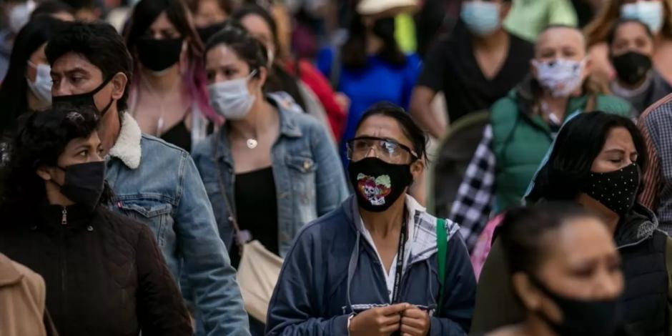 Personas caminan en el centro de la Ciudad de México, durante la pandemia del COVID-19.