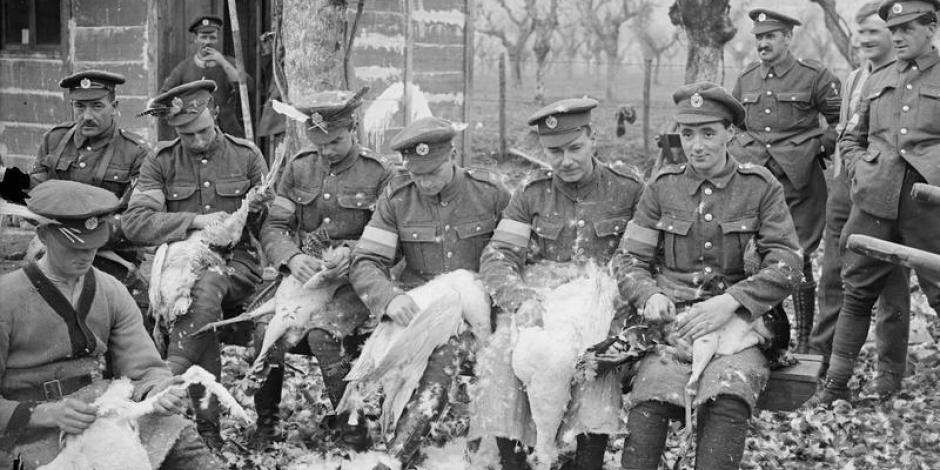 Tropas británicas desplumando pavos en Navidad, 1918.