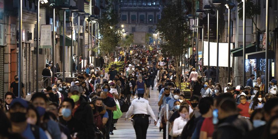 Miles abarrotan las calles y hacen compras de pánico ayer en el Centro (imagen), también en centros comerciales.