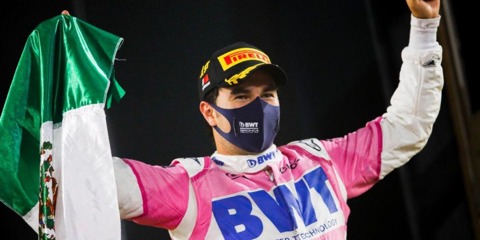 Checo Pérez festeja su triunfo en el Gran Premio de Sakhir de F1.
