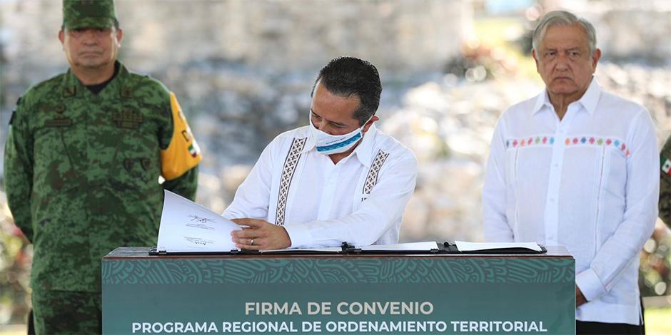 Carlos Joaquín, gobernador de Quintana Roo, firmó con el presidente Andrés Manuel López Obrador el Convenio del Programa de Ordenamiento Territorial del Sureste.