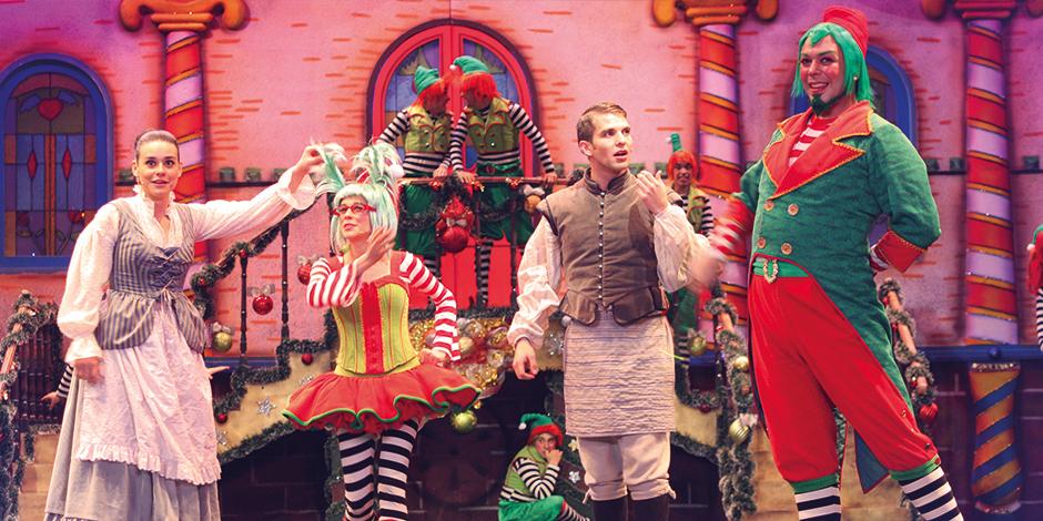 Actores, en una escena del musical navideño.