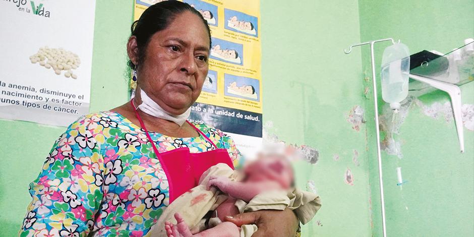 Juanita Zárate, partera en Unión Hidalgo, Oaxaca, atiende un parto en abril pasado.