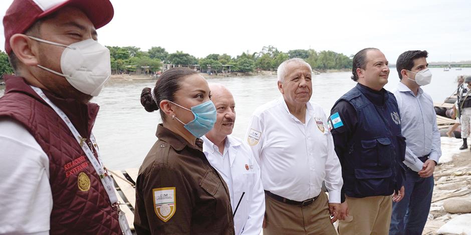 Francisco Garduño, director del INM, y elementos de la Guardia Nacional refuerzan seguridad en inmediaciones del río Suchiate ante cruces ilegales, en medio de la pandemia; la imagen, del mes de octubre.