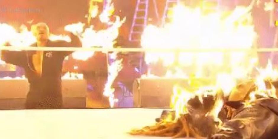 El momento en el que incendian al luchador de la WWE