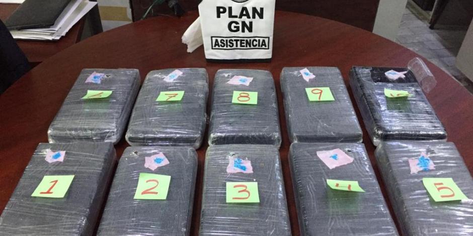 Elementos de la Guardia Nacional y Aduanas decomisan cocaína en el AICM.