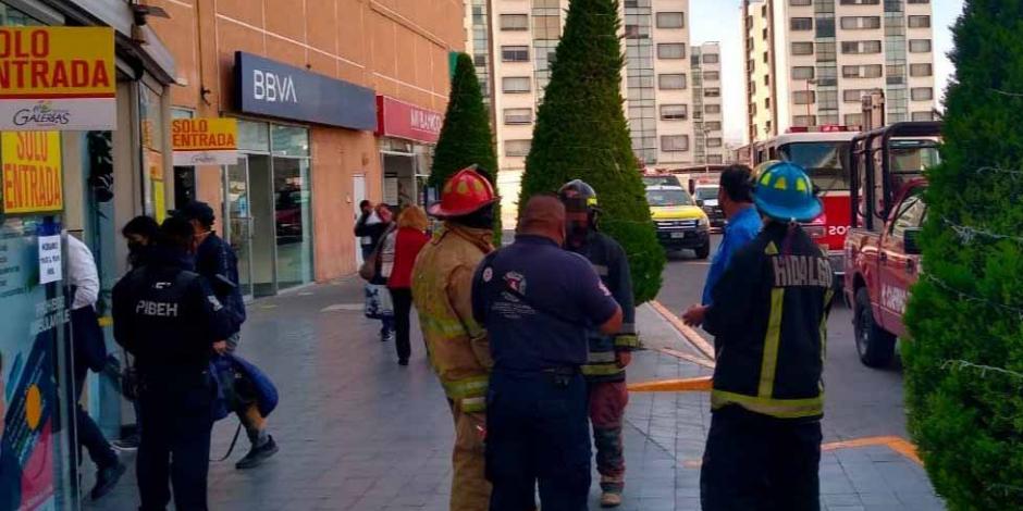 Bomberos acuden a la Plaza Galerías de Pachuca tras un reporte de fuga de gas.