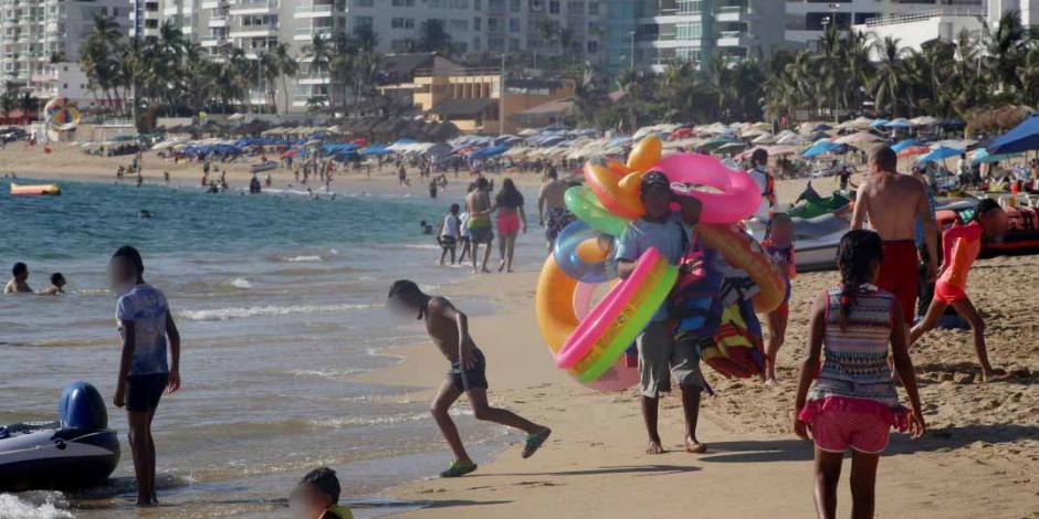 Aumenta presencia de turistas en playas de Acapulco, pese a la pandemia de COVID-19.