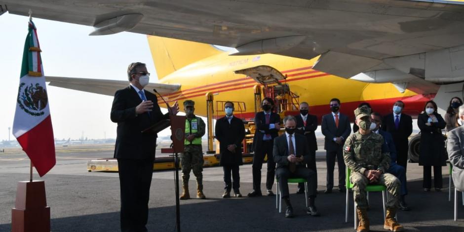 Entre júbilo y selfies, el canciller, secretarios y subsecretarios de Estado reciben el cargamento en el aeropuerto de la capital