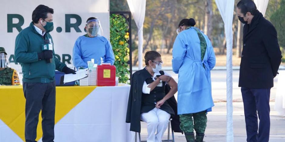 La enfermera especialista María del Rosario Lora López fue vacunada en la 17 Zona Militar, ubicada en Querétaro capital.