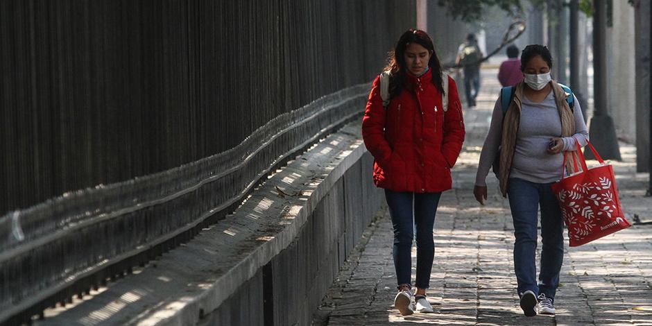 Dos mujeres caminan por Avenida Tlalpan durante las primeras horas del día.