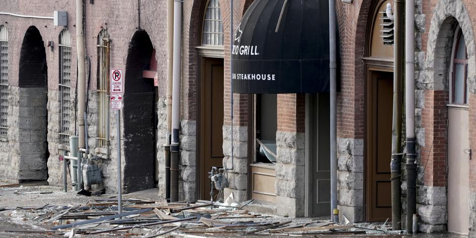 Escombros cubren la calle cerca de la escena de una explosión en el centro de Nashville, Tennessee, el 25 de diciembre del 2020.