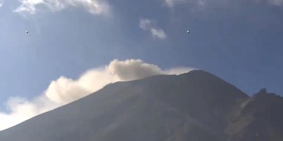 Vista del volcan Popocatépetl durante una exhalación.