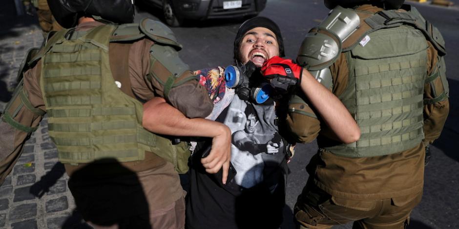 Un manifestante es detenido durante una protesta contra el gobierno de Chile en Santiago, el 18 de diciembre pasado.