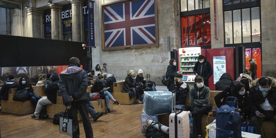 Luego de la restricción de fronteras en Gran Bretaña, miles de pasajeros se vieron afectados en el aeropuerto de Londres.