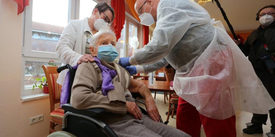 Edith Kwoizalla, de 101 años, recibe la vacuna contra el coronavirus.
