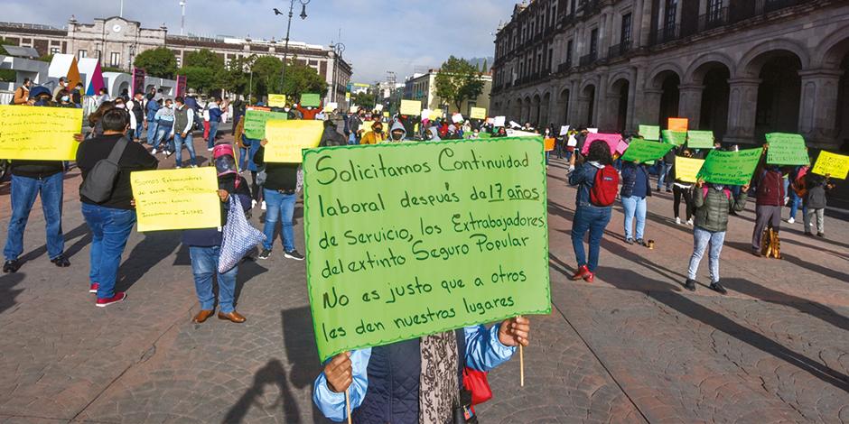 extrabajadores del Seguro Popular se manifiestan para exigir al Gobierno federal su reinstalación laboral e integración al Insabi, el 23 de julio pasado.