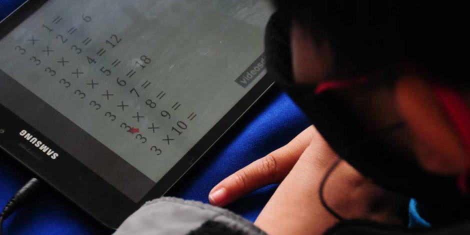 Niños toman clases en tabletas, celulares y computadoras desde sus casas, debido al cierre de escuelas por la pandemia.