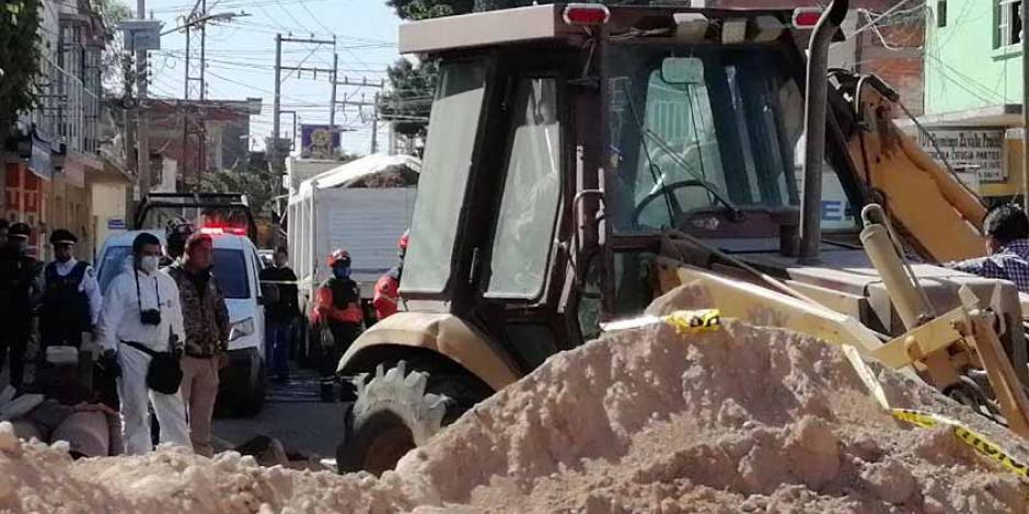 Personal de seguridad y Protección Civil acude al llamado tras accidentes en obras de mantenimiento al drenaje en Guanajuato.