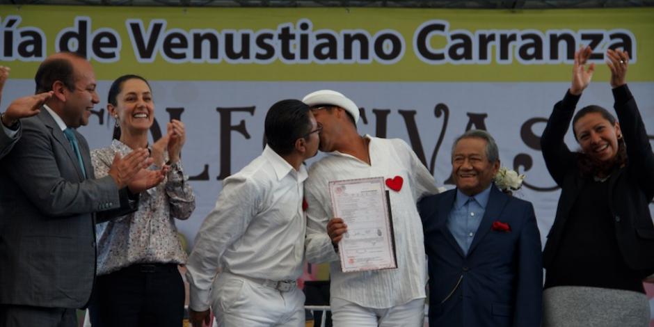 Manzanero (Centro), apadrina bodas colectivas el 14 de febrero de 2019, en Venustiano Carranza.