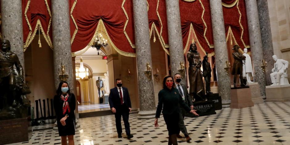 Nancy Pelosi camina por el Capitolio antes de una votación sobre el aumento los pagos directos federales, ayer.
