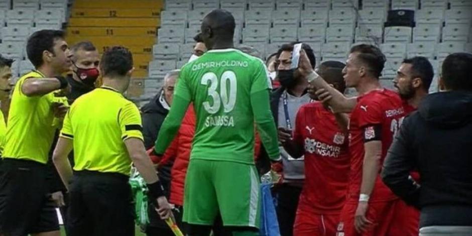 El momento exacto en el que el árbitro le saca la segunda amarilla a Hakan Arslan en un juego del balompié turco.