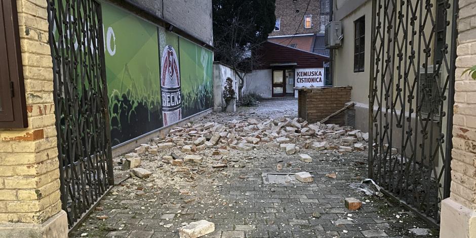 Escombros causados por un sismo en Sisak, Croacia, el 28 de diciembre de 2020.