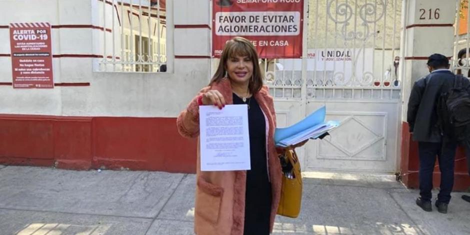 La diputada Claudia Yáñez, al presentar su dimisión al partido, ayer.