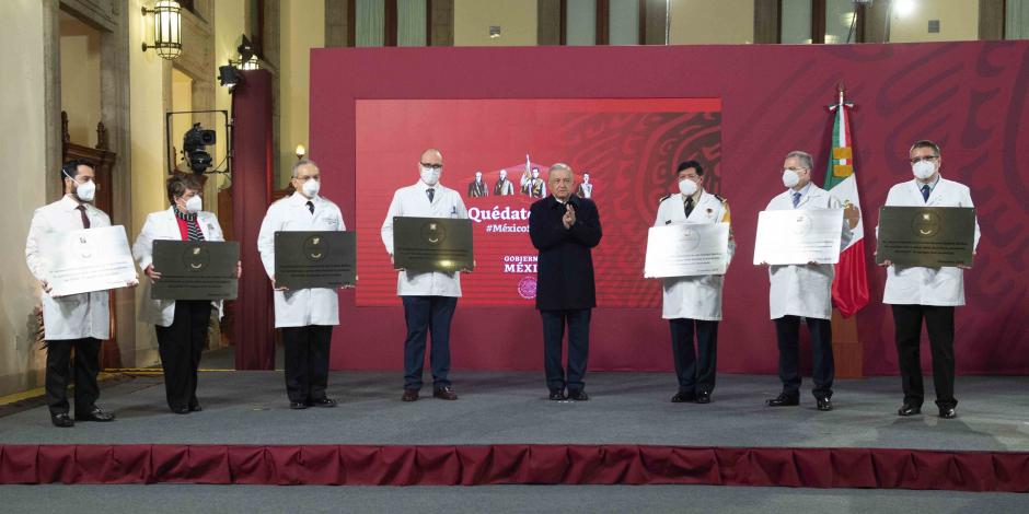 El presidente López Obrador (centro) encabezó, ayer, la entrega de la condecoración para el personal de la salud encargado del combate al virus.