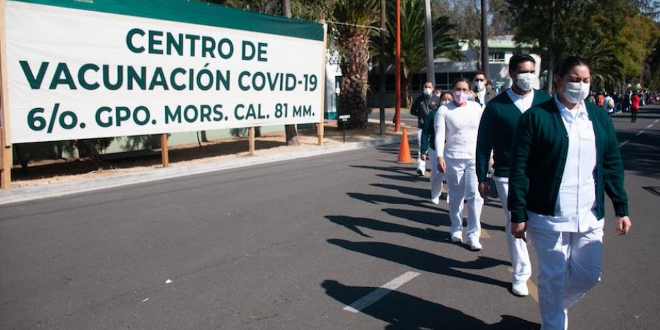 Médicos del IMSS del Hospital La Raza ingresan al Centro de Vacunación Covid, ayer.
