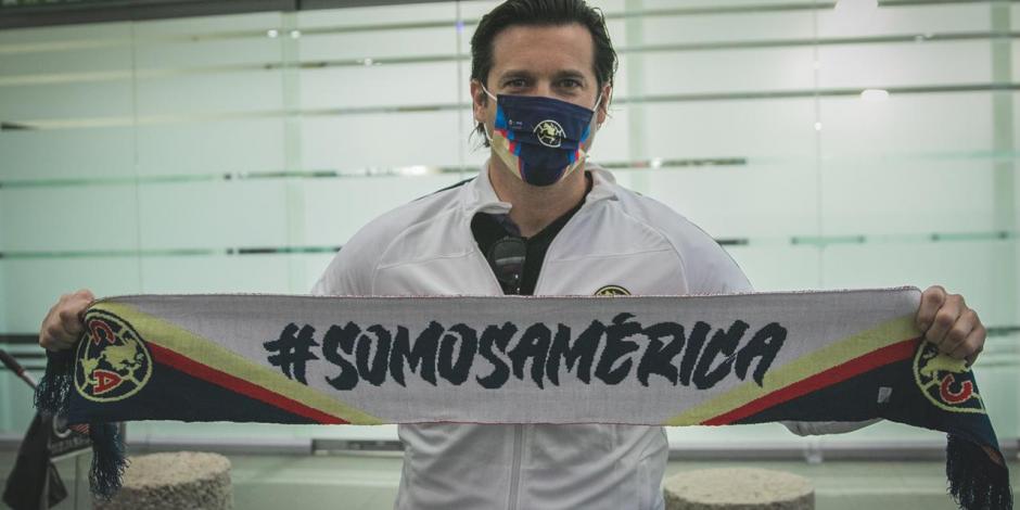 Santiago Solari, en aeropuerto de la Ciudad de México