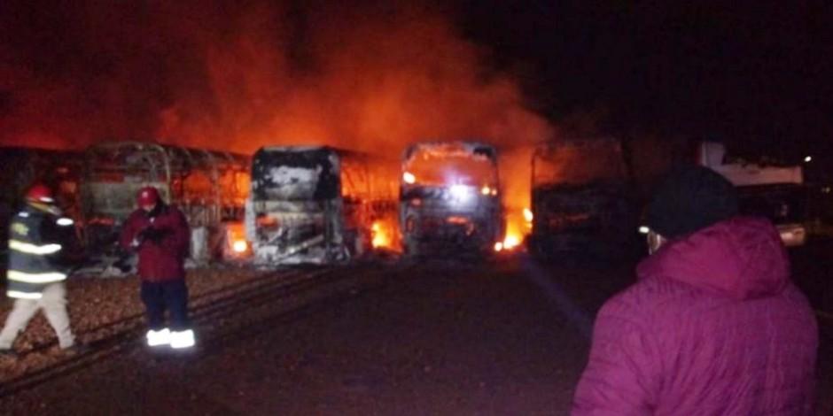 Incendio acaba con 11 autobuses de pasajeros