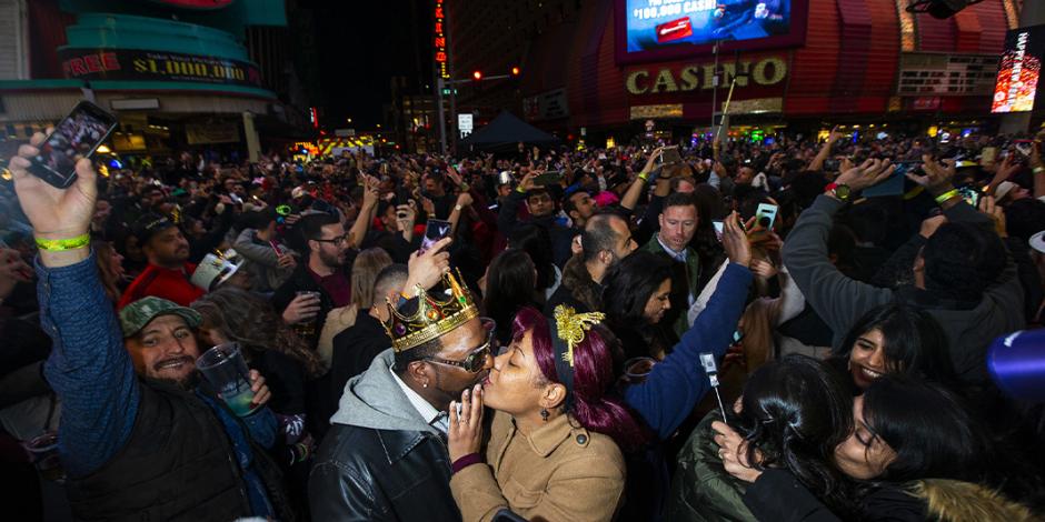 Cientos de personas celebraron el inicio del año en el centro de Las Vegas, ayer.