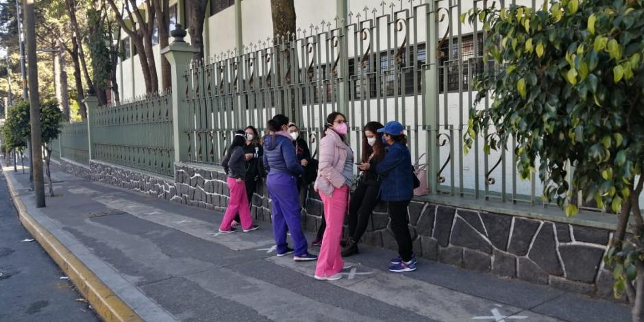 Personal de salud COVID espera aplicación de vacuna de Pfizer afuera del Hospital Militar Chivatito