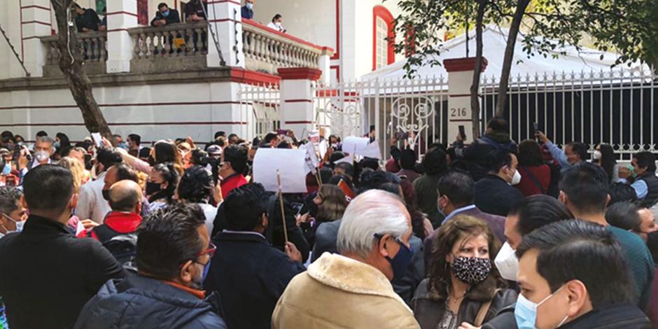 Militantes del partido se manifiestan afuera de la sede nacional de Morena por los resultados, en diciembre pasado.