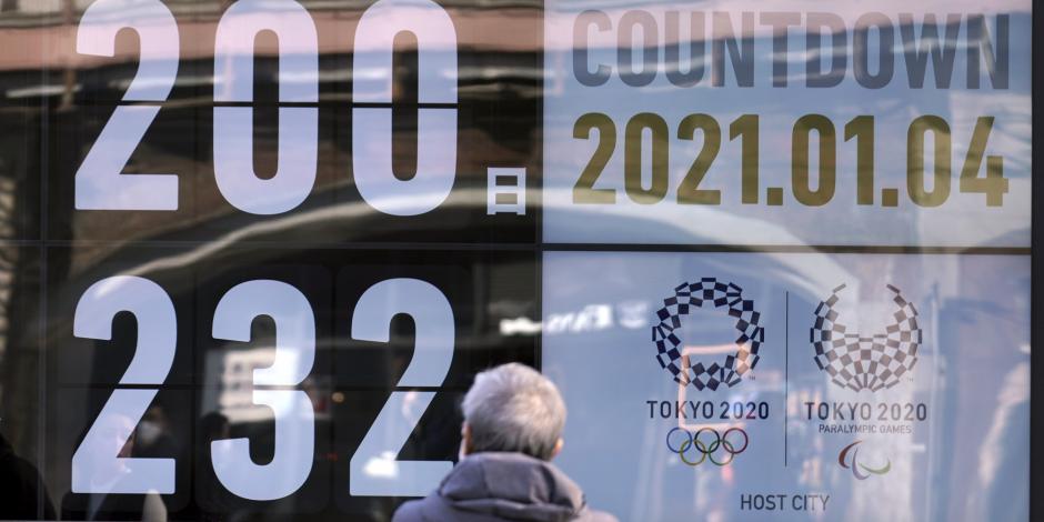 Un individuo observa el calendario con la cuenta regresiva para el inicio de los Juegos Olímpicos de Tokio 2020, el lunes 4 de enero de 2021.