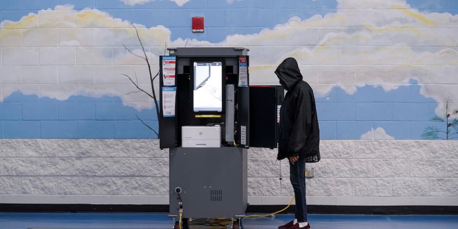Un hombre vota durante la segunda vuelta de las elecciones en Atlanta, Georgia, ayer.