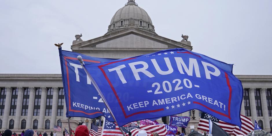 Partidarios del presidente Donald Trump manifestación en el Capitolio estatal, el 6 de enero de 2021.