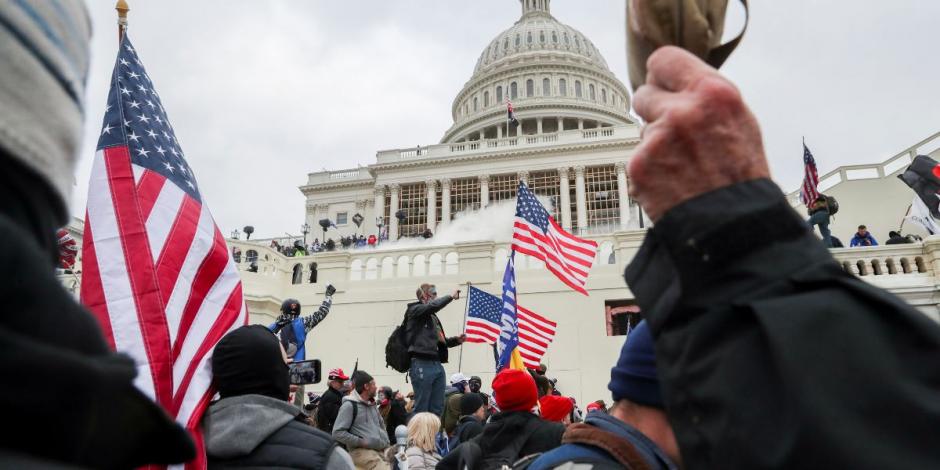 Este miércoles. manifestantes irrumpieron en el Capitolio.