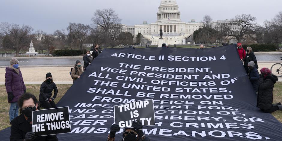 Un grupo de manifestantes protesta, ayer, cerca del Capitolio, en Washington, para exigir la destitución de Donald Trump de su cargo tras los hechos del miércoles.