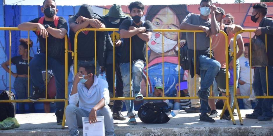 Migrantes a las afueras del Instituto Nacional de Migración en Tapachula, el jueves, para conocer su situación.